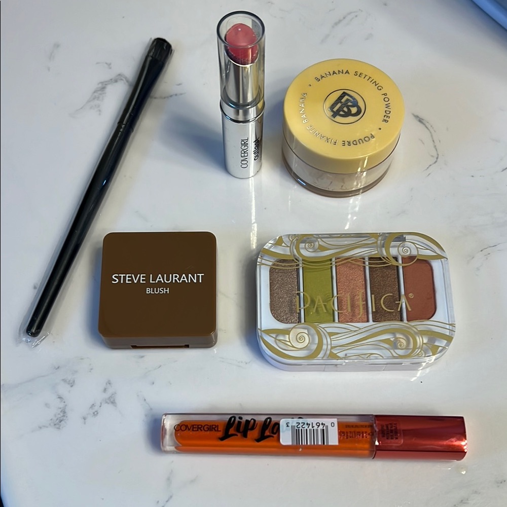 Make up bundle all new. Eyeshadow, 2lipsticks,setting powder,blush, makeup brush